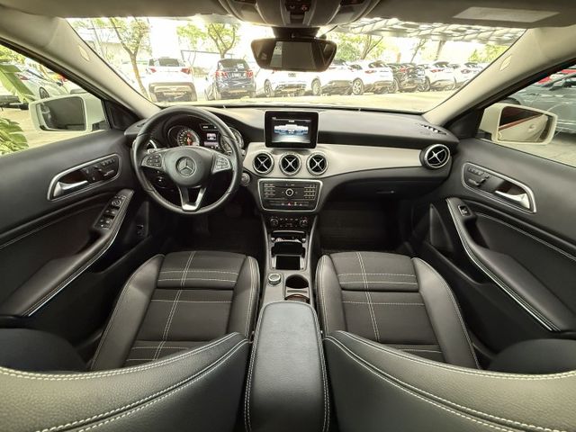 正16年 GLA200 1.6T 僅跑4萬 - 全景天窗/電動尾門/雙記憶座椅/定速/免鑰匙啟動/倒車顯影/HID頭燈  第9張相片