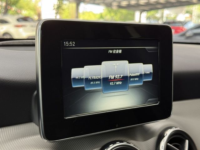 正16年 GLA200 1.6T 僅跑4萬 - 全景天窗/電動尾門/雙記憶座椅/定速/免鑰匙啟動/倒車顯影/HID頭燈  第15張相片