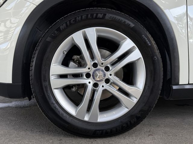 正16年 GLA200 1.6T 僅跑4萬 - 全景天窗/電動尾門/雙記憶座椅/定速/免鑰匙啟動/倒車顯影/HID頭燈  第20張相片