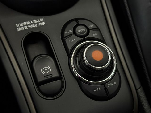 正20年 Countryman S 2.0L - 免鑰匙啟動/摸門解鎖/無線Carplay/電動尾門/雙電動椅/LED燈  第12張相片