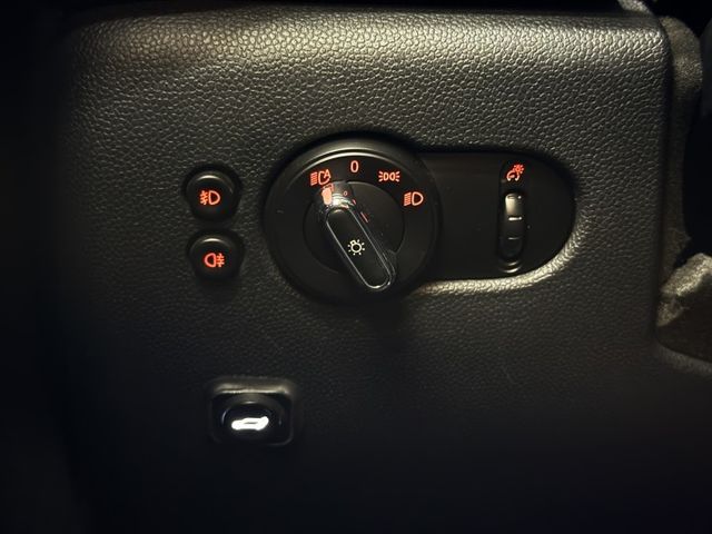 2015/16年式 Hatch 5D Cooper S 2.0L - 免鑰匙啟動/定速巡航/電動尾門/LED頭燈/氣氛燈  第13張相片