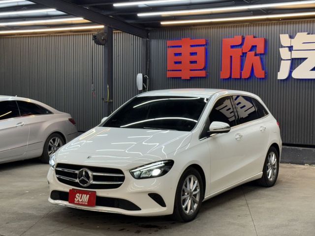 正20年 B200 1.3L - 雙液晶儀錶/免鑰匙啟動/摸門解鎖/盲點偵測/定速/電動尾門/LED頭燈/Carplay  第1張相片