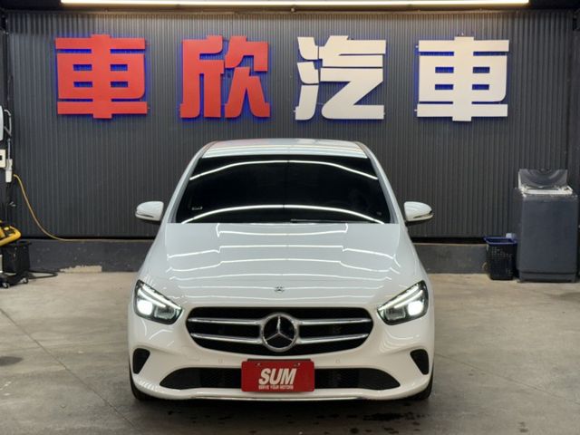 正20年 B200 1.3L - 雙液晶儀錶/免鑰匙啟動/摸門解鎖/盲點偵測/定速/電動尾門/LED頭燈/Carplay  第2張相片