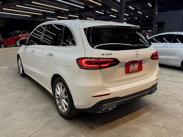 正20年 B200 1.3L - 雙液晶儀錶/免鑰匙啟動/摸門解鎖/盲點偵測/定速/電動尾門/LED頭燈/Carplay  第3張相片
