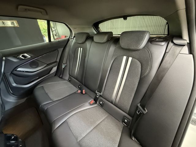 2019/20年式 F40 118i Edition Sport 1.5 - 5AS/尾飾管/鯊魚鰭擾流/Carplay  第7張相片