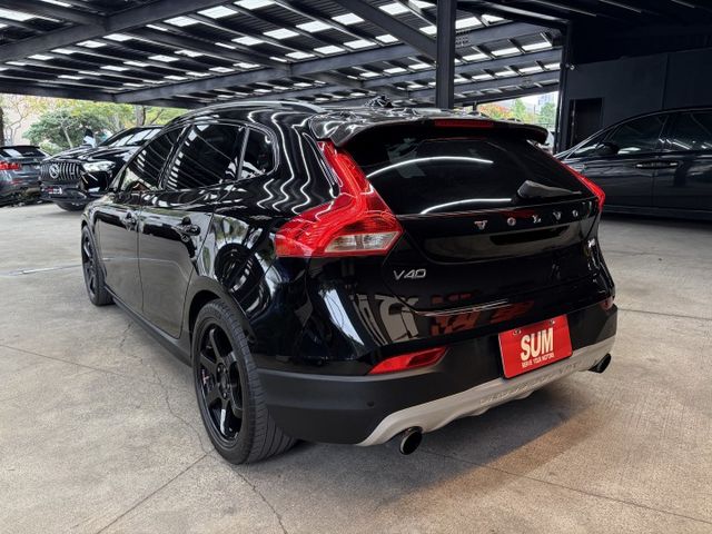18/19年式 V40 Cross Country AWD 2.0L - ACC/車偏/全景天窗/盲點/LED頭燈/摸門  第3張相片
