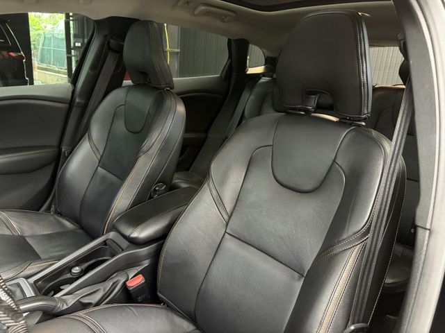 18/19年式 V40 Cross Country AWD 2.0L - ACC/車偏/全景天窗/盲點/LED頭燈/摸門  第6張相片