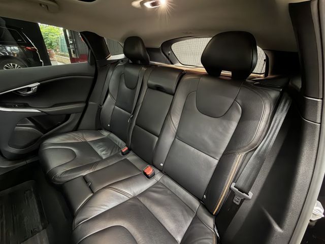 18/19年式 V40 Cross Country AWD 2.0L - ACC/車偏/全景天窗/盲點/LED頭燈/摸門  第7張相片