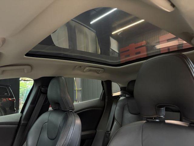 18/19年式 V40 Cross Country AWD 2.0L - ACC/車偏/全景天窗/盲點/LED頭燈/摸門  第17張相片