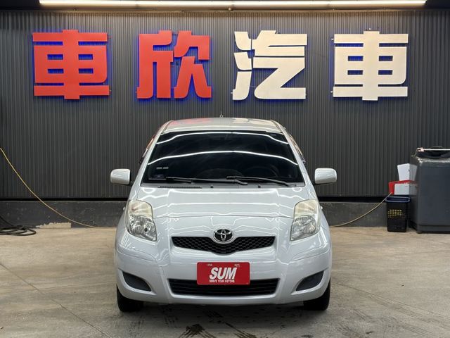 正13年 Yaris E版 1.5L - 原廠皮椅版本/抬頭顯示器/電子後視鏡/倒車顯影/藍芽通話&音樂/14吋鋁圈  第2張相片
