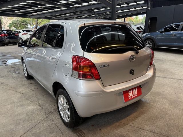正13年 Yaris E版 1.5L - 原廠皮椅版本/抬頭顯示器/電子後視鏡/倒車顯影/藍芽通話&音樂/14吋鋁圈  第3張相片