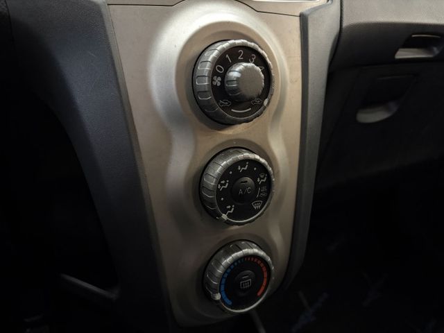 正13年 Yaris E版 1.5L - 原廠皮椅版本/抬頭顯示器/電子後視鏡/倒車顯影/藍芽通話&音樂/14吋鋁圈  第11張相片