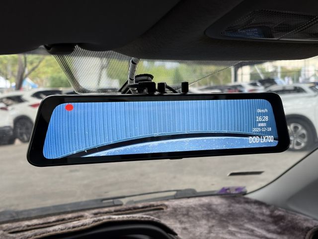 正13年 Yaris E版 1.5L - 原廠皮椅版本/抬頭顯示器/電子後視鏡/倒車顯影/藍芽通話&音樂/14吋鋁圈  第14張相片