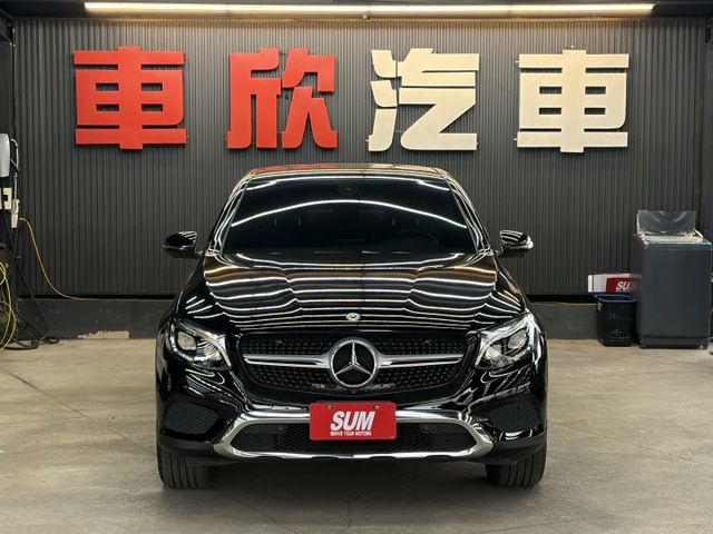 正17年 GLC250 4Matic Coupe 2.0L - 雙魚眼頭燈/免鑰匙摸門/環景影像/盲點/記憶電動椅/電尾  第2張相片