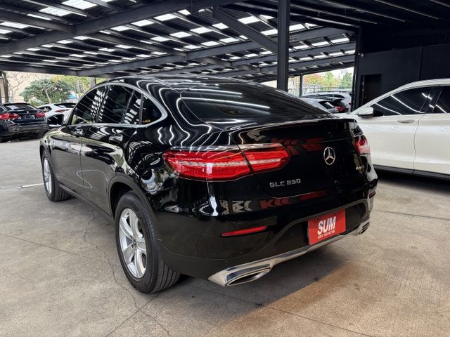 正17年 GLC250 4Matic Coupe 2.0L - 雙魚眼頭燈/免鑰匙摸門/環景影像/盲點/記憶電動椅/電尾  第3張相片