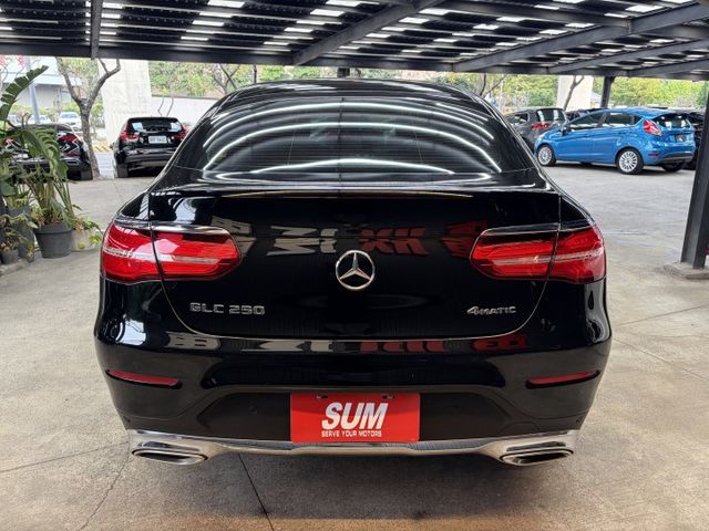 正17年 GLC250 4Matic Coupe 2.0L - 雙魚眼頭燈/免鑰匙摸門/環景影像/盲點/記憶電動椅/電尾  第4張相片
