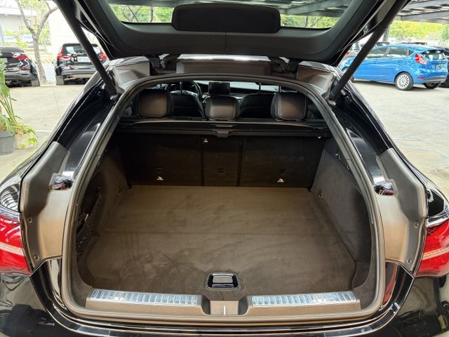 正17年 GLC250 4Matic Coupe 2.0L - 雙魚眼頭燈/免鑰匙摸門/環景影像/盲點/記憶電動椅/電尾  第5張相片