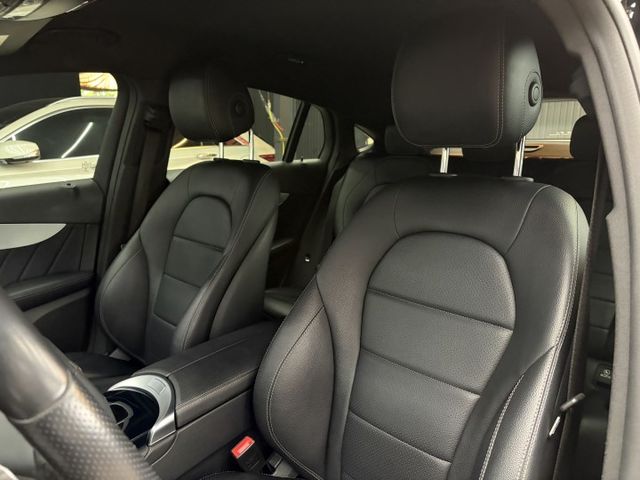 正17年 GLC250 4Matic Coupe 2.0L - 雙魚眼頭燈/免鑰匙摸門/環景影像/盲點/記憶電動椅/電尾  第6張相片