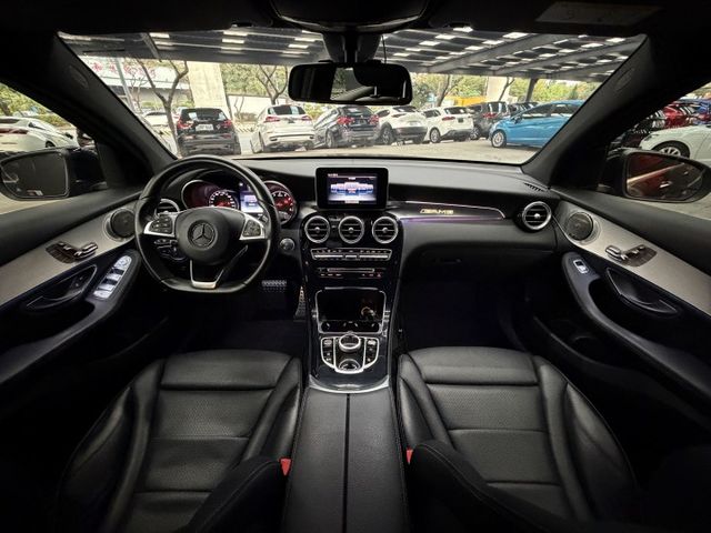 正17年 GLC250 4Matic Coupe 2.0L - 雙魚眼頭燈/免鑰匙摸門/環景影像/盲點/記憶電動椅/電尾  第8張相片