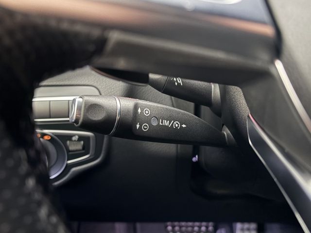 正17年 GLC250 4Matic Coupe 2.0L - 雙魚眼頭燈/免鑰匙摸門/環景影像/盲點/記憶電動椅/電尾  第12張相片