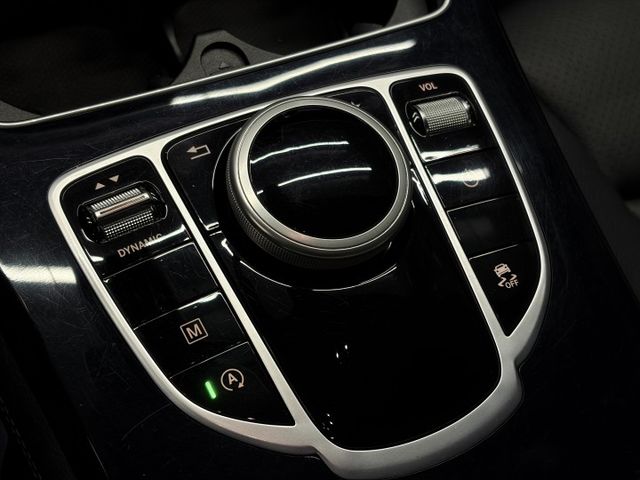 正17年 GLC250 4Matic Coupe 2.0L - 雙魚眼頭燈/免鑰匙摸門/環景影像/盲點/記憶電動椅/電尾  第13張相片