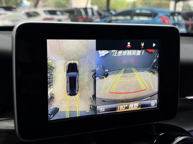 正17年 GLC250 4Matic Coupe 2.0L - 雙魚眼頭燈/免鑰匙摸門/環景影像/盲點/記憶電動椅/電尾  第14張相片