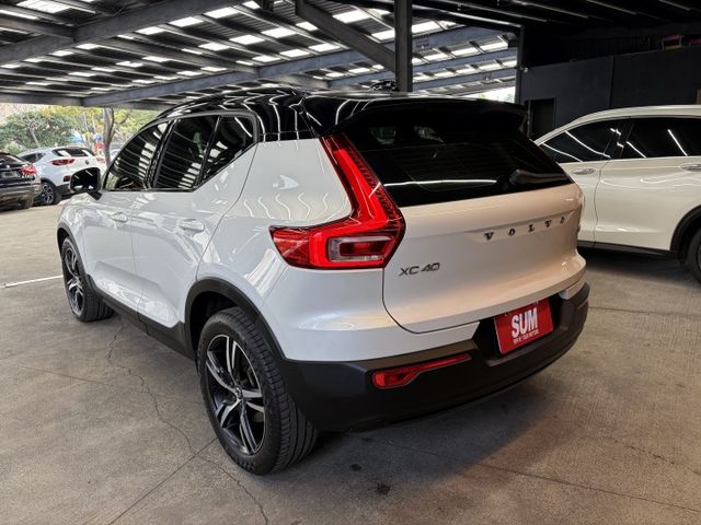 正22年 XC40 B5 R-Design 2.0L - Level2 輔助駕駛/HK音響/全景天窗/環景/電動腳踢尾門  第3張相片