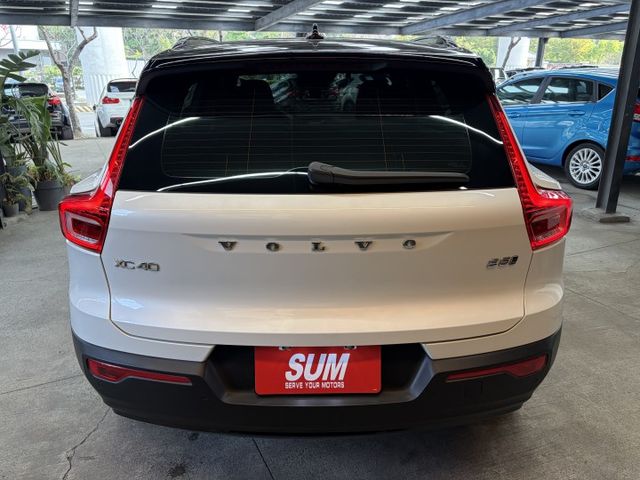 正22年 XC40 B5 R-Design 2.0L - Level2 輔助駕駛/HK音響/全景天窗/環景/電動腳踢尾門  第4張相片