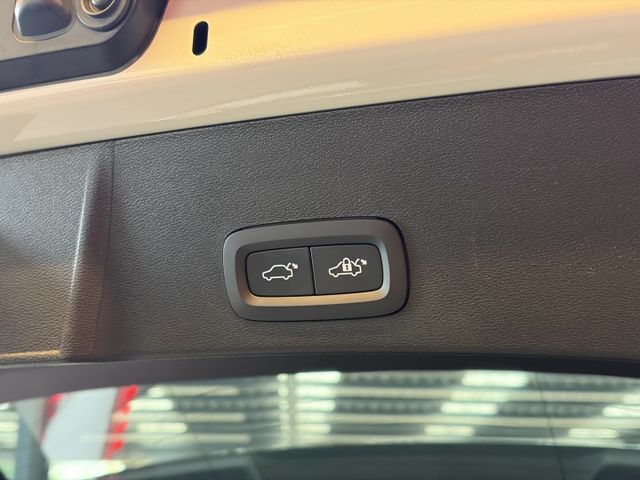 正22年 XC40 B5 R-Design 2.0L - Level2 輔助駕駛/HK音響/全景天窗/環景/電動腳踢尾門  第6張相片