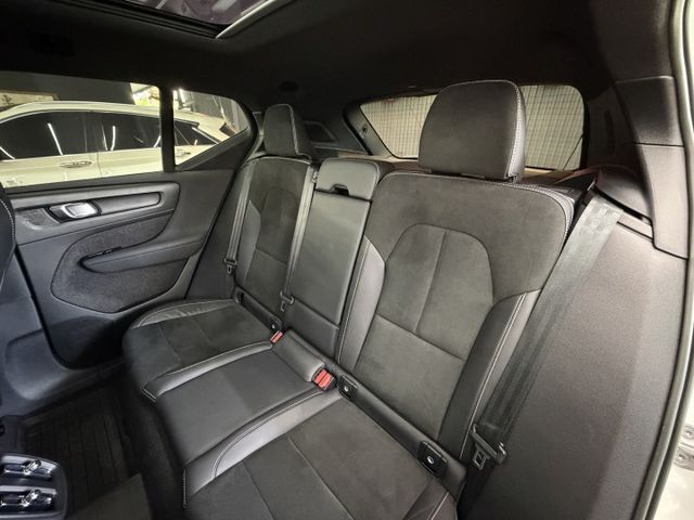 正22年 XC40 B5 R-Design 2.0L - Level2 輔助駕駛/HK音響/全景天窗/環景/電動腳踢尾門  第8張相片