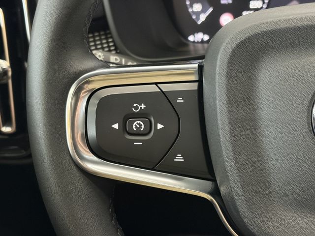 正22年 XC40 B5 R-Design 2.0L - Level2 輔助駕駛/HK音響/全景天窗/環景/電動腳踢尾門  第12張相片