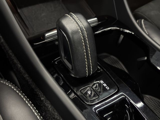 正22年 XC40 B5 R-Design 2.0L - Level2 輔助駕駛/HK音響/全景天窗/環景/電動腳踢尾門  第14張相片