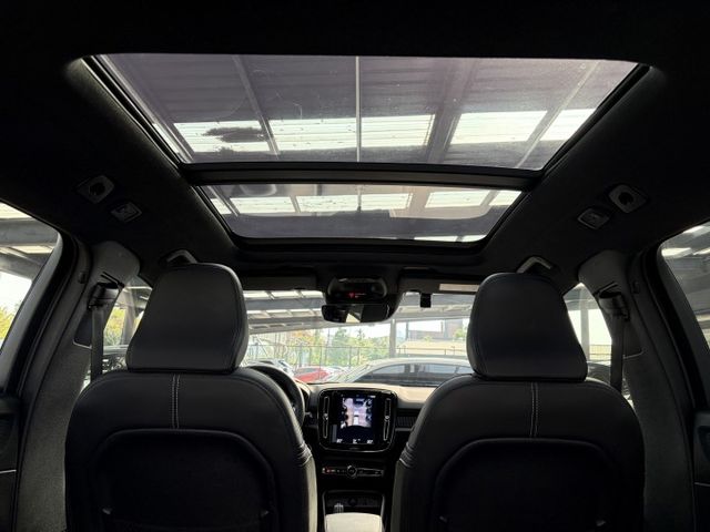 正22年 XC40 B5 R-Design 2.0L - Level2 輔助駕駛/HK音響/全景天窗/環景/電動腳踢尾門  第16張相片