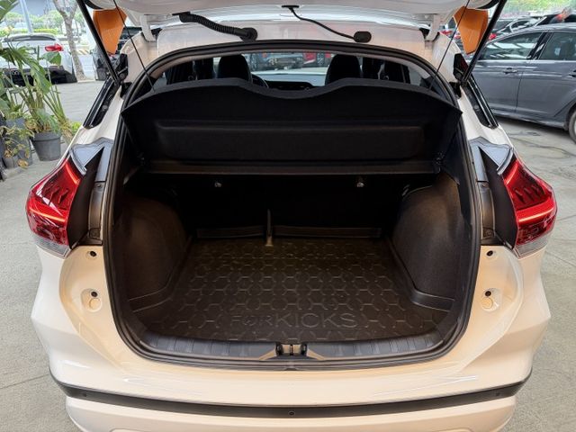 正23年 小改款 Kicks 旗艦版 1.6L - 主動式跟車/車道偏移/環景影像/盲點/Carplay/氣氛燈/小尾翼  第5張相片