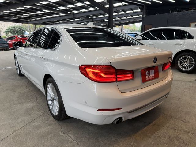 17/18年式 大改款 G30 520i Luxury 2.0L - 免鑰匙啟動/摸門解鎖/電尾門/盲點/定速/無線充電  第3張相片