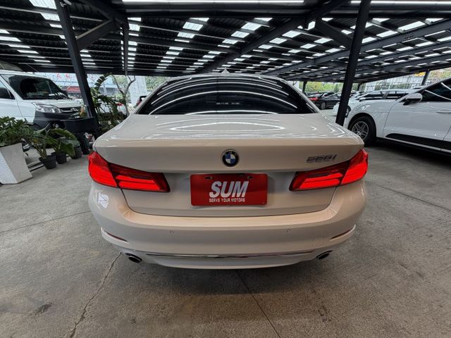 17/18年式 大改款 G30 520i Luxury 2.0L - 免鑰匙啟動/摸門解鎖/電尾門/盲點/定速/無線充電  第4張相片