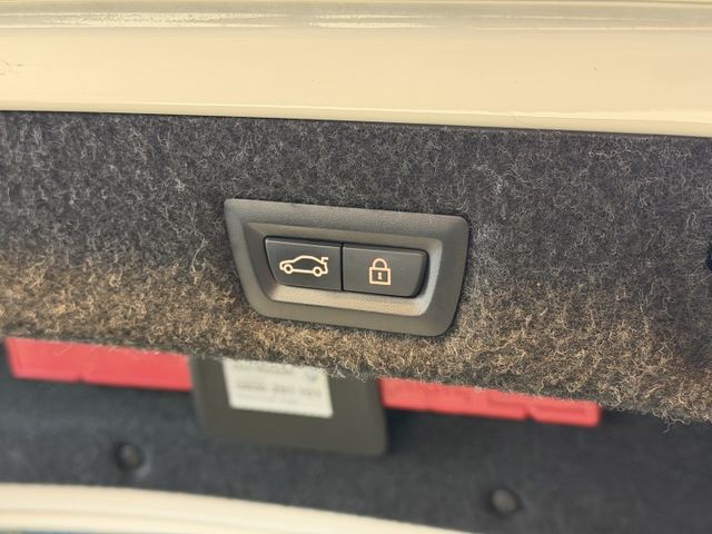 17/18年式 大改款 G30 520i Luxury 2.0L - 免鑰匙啟動/摸門解鎖/電尾門/盲點/定速/無線充電  第5張相片