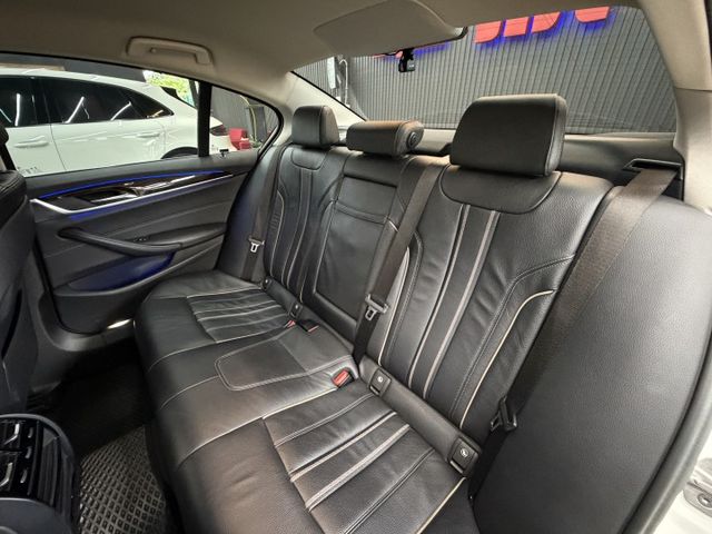 17/18年式 大改款 G30 520i Luxury 2.0L - 免鑰匙啟動/摸門解鎖/電尾門/盲點/定速/無線充電  第7張相片