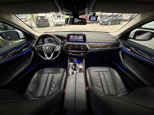 17/18年式 大改款 G30 520i Luxury 2.0L - 免鑰匙啟動/摸門解鎖/電尾門/盲點/定速/無線充電  第9張相片