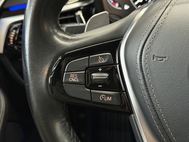 17/18年式 大改款 G30 520i Luxury 2.0L - 免鑰匙啟動/摸門解鎖/電尾門/盲點/定速/無線充電  第11張相片