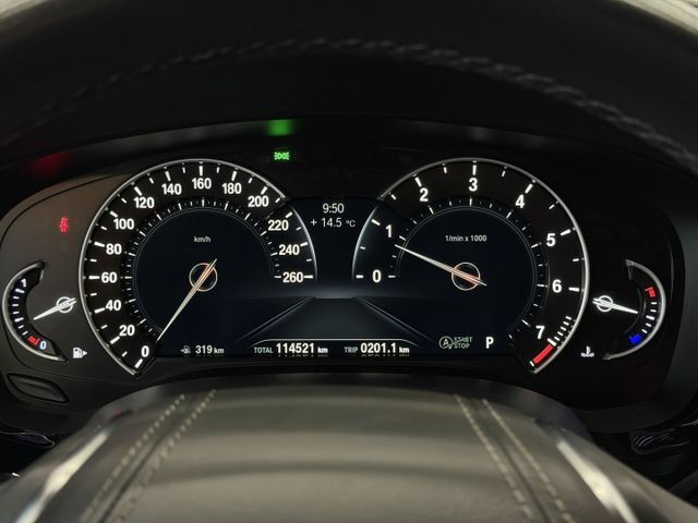 17/18年式 大改款 G30 520i Luxury 2.0L - 免鑰匙啟動/摸門解鎖/電尾門/盲點/定速/無線充電  第12張相片