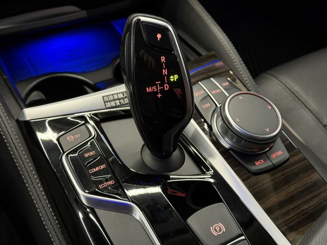 17/18年式 大改款 G30 520i Luxury 2.0L - 免鑰匙啟動/摸門解鎖/電尾門/盲點/定速/無線充電  第13張相片