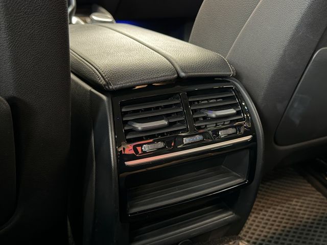 17/18年式 大改款 G30 520i Luxury 2.0L - 免鑰匙啟動/摸門解鎖/電尾門/盲點/定速/無線充電  第16張相片