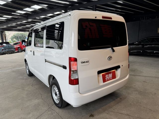 23/24年式 Town Ace 五座自排版 1.5L - 全車露營改裝/高階安卓機/訂製實木內裝/無線Carplay  第3張相片