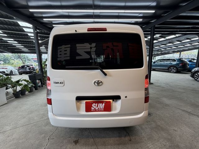 23/24年式 Town Ace 五座自排版 1.5L - 全車露營改裝/高階安卓機/訂製實木內裝/無線Carplay  第4張相片