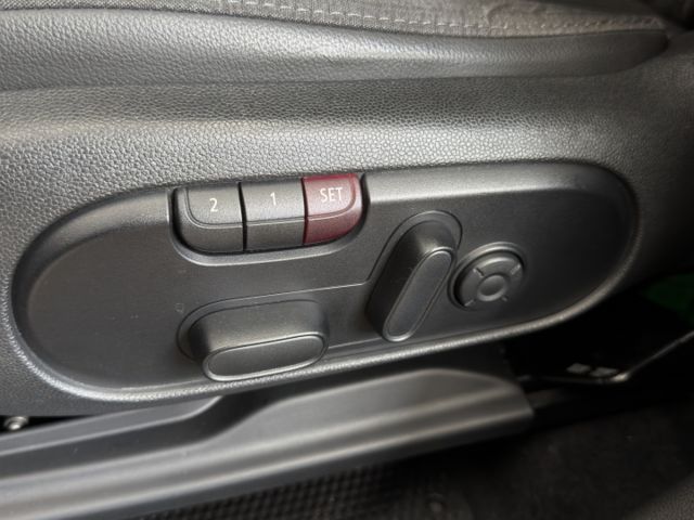 正19年 S版 2.0L - 正JCW鋁圈&排氣管&麂皮方向盤/HK音響/KW SC避震/免鑰匙摸門/無線Carplay  第9張相片