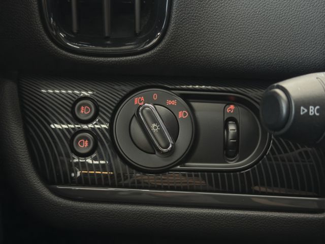 正19年 S版 2.0L - 正JCW鋁圈&排氣管&麂皮方向盤/HK音響/KW SC避震/免鑰匙摸門/無線Carplay  第13張相片