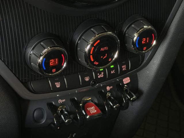 正19年 S版 2.0L - 正JCW鋁圈&排氣管&麂皮方向盤/HK音響/KW SC避震/免鑰匙摸門/無線Carplay  第14張相片