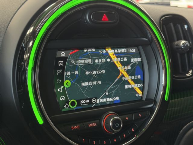 正19年 S版 2.0L - 正JCW鋁圈&排氣管&麂皮方向盤/HK音響/KW SC避震/免鑰匙摸門/無線Carplay  第15張相片