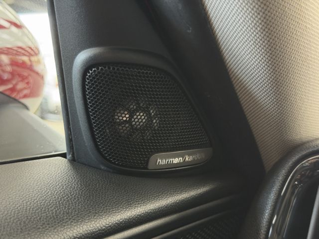 正19年 S版 2.0L - 正JCW鋁圈&排氣管&麂皮方向盤/HK音響/KW SC避震/免鑰匙摸門/無線Carplay  第16張相片